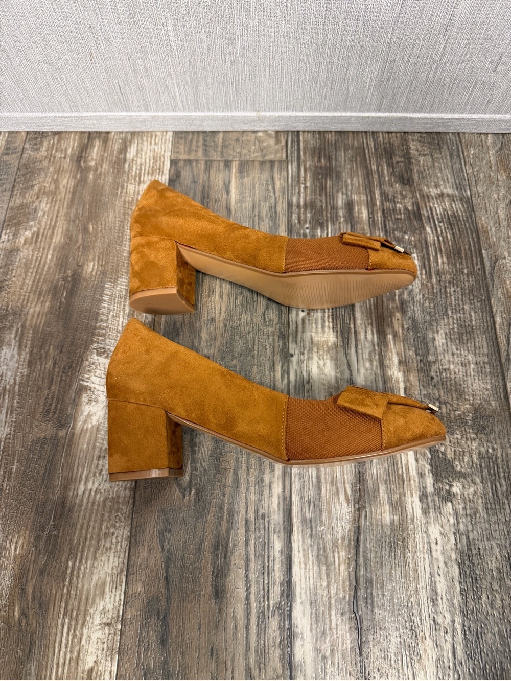 Benassal Women's Tan Block Heel Pumps with Bow and Metal Accent Size 8.5 - Picture 12 of 16
